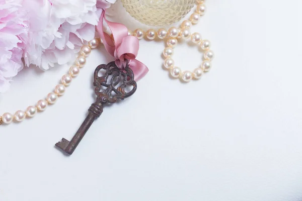 Skeleton key with peony flowers — Stock Photo, Image