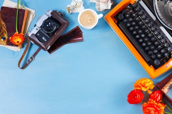 Робочий простір з вінтажним помаранчевим друкарським машинкою — стокове фото