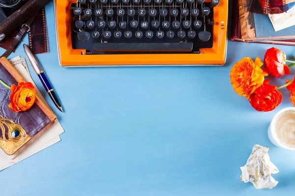 Espace de travail avec machine à écrire vintage orange — Photo