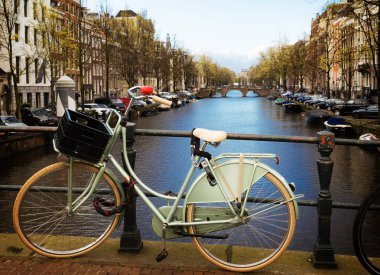 Amsterdam kanal yanındaki eski Bisiklet