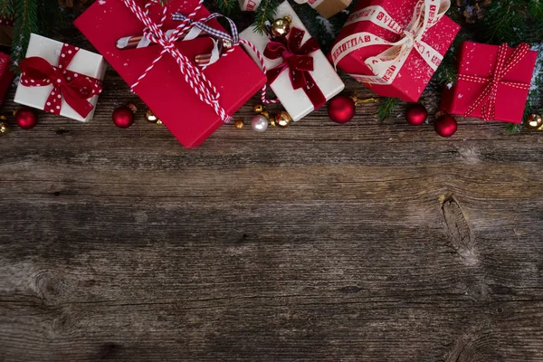 Dando presente de Natal — Fotografia de Stock