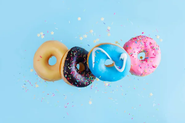 Vliegende donuts op blauw — Stockfoto