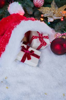 Kar ve Snata şapka ile Noel sahne