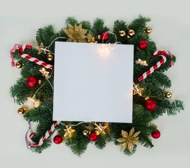 Yaprak dökmeyen ağaç Noel arka plan