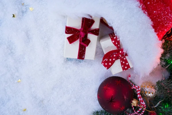 Escena navideña con nieve y sombrero Snata —  Fotos de Stock