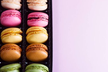 Bademli kurabiye kurabiye pembe üzerinde