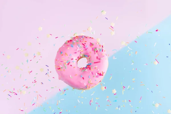 Fliegende Donuts auf blau — Stockfoto