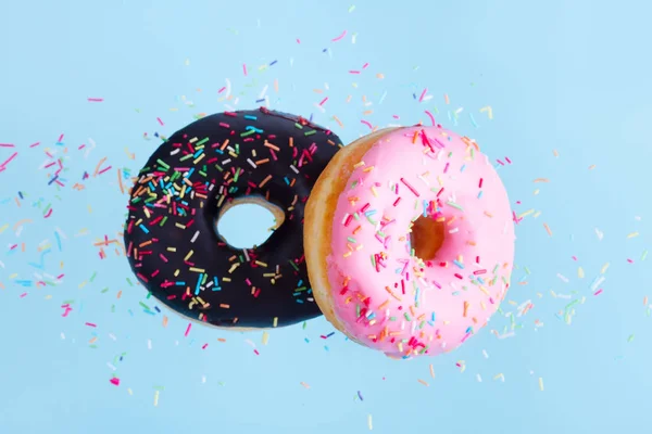 Vliegende donuts op blauw — Stockfoto