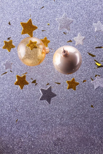 シルバーとゴールデン クリスマスの泡 — ストック写真