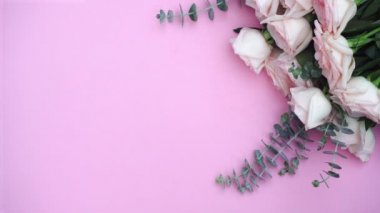 hediye veya mevcut kutusu ve çiçekler