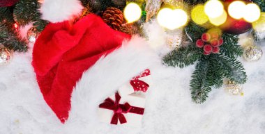 Kar ve Snata şapka ile Noel sahne