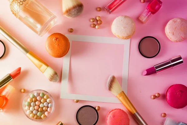 Make up products and macaroons — Stock Photo, Image