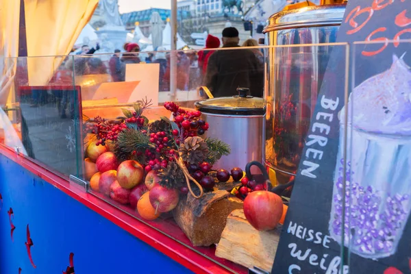 Glühwein op kerstmarkt — Stockfoto