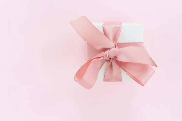 White gift nox with bow — Stock Photo, Image