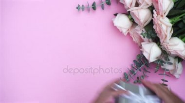 hediye veya mevcut kutusu ve çiçekler