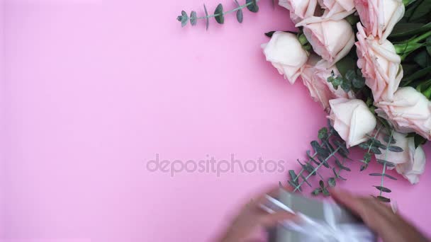 Regalo o regalo caja y flores — Vídeos de Stock