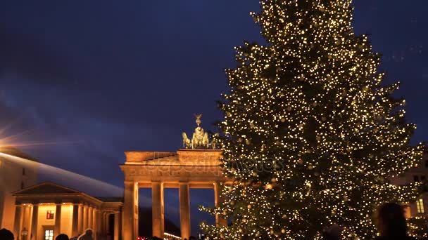 Puerta de Bradenburg con árbol de Navidad — Vídeo de stock