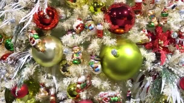 sapin de Noël avec décorations 