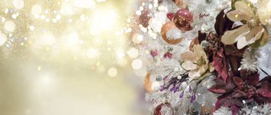 Yılbaşı çam ağacı süslemeleri ile