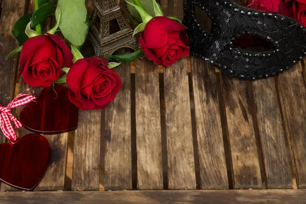 Sötét vörös rózsák az asztalon — Stock Fotó
