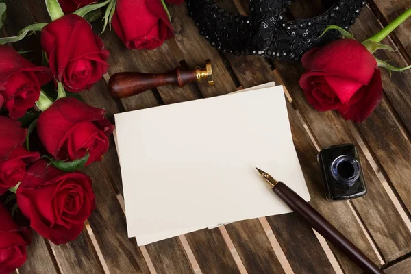 Rosas rojas oscuras en la mesa —  Fotos de Stock