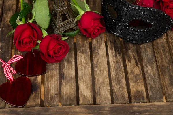 Σκούρα κόκκινα τριαντάφυλλα στο τραπέζι — Φωτογραφία Αρχείου