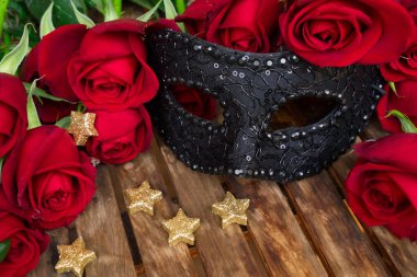 Masada koyu kırmızı güller