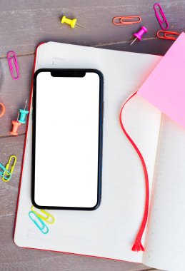 Açık not defteri ve telefon