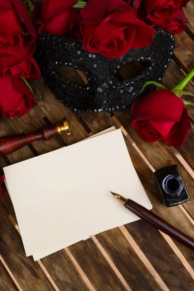 Mawar merah gelap di atas meja — Stok Foto