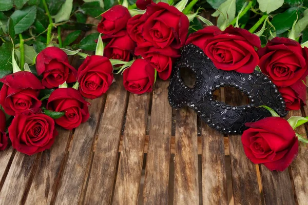 Σκούρα κόκκινα τριαντάφυλλα στο τραπέζι — Φωτογραφία Αρχείου