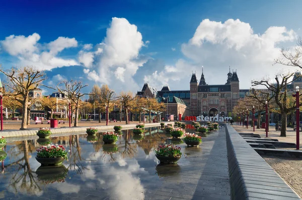 Rijksmuseum en Standbeeld Ik ben Amsterdam — Stockfoto