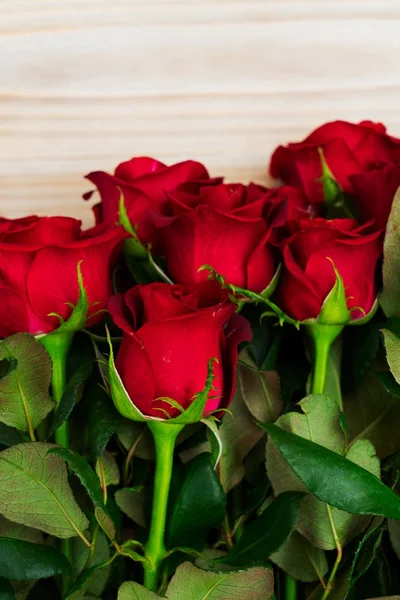 Rosas vermelhas florescendo em madeira — Fotografia de Stock