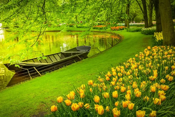 Tavaszi kert, csatorna és a hajó — Stock Fotó