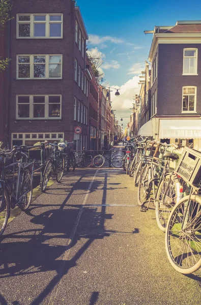 Oude fiets naast gracht van Amsterdam — Stockfoto