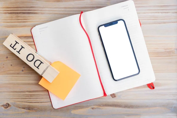 Notitieboekje met telefoon — Stockfoto