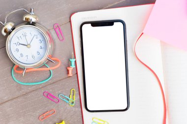 Açık not defteri ve telefon