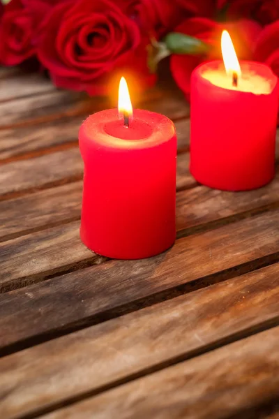 Duas velas acesas com rosas frescas — Fotografia de Stock