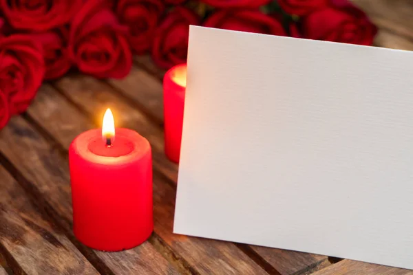 Δύο κεριά καύση με ολόφρεσκα τριαντάφυλλα — Φωτογραφία Αρχείου