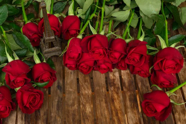 Dunkelrote Rosen auf dem Tisch — Stockfoto