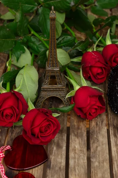 桌上的深红色玫瑰 — 图库照片