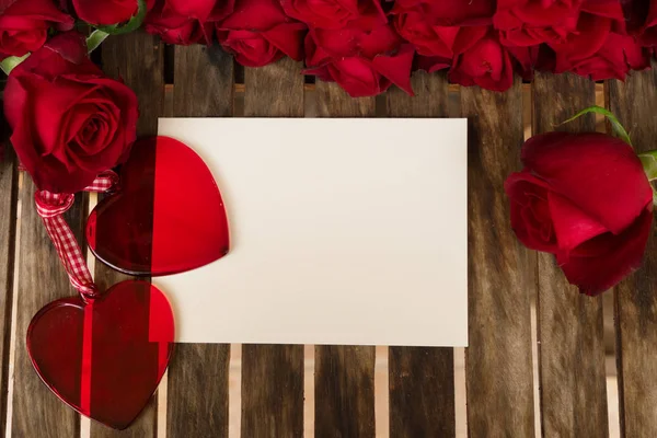 Sötét vörös rózsák az asztalon — Stock Fotó