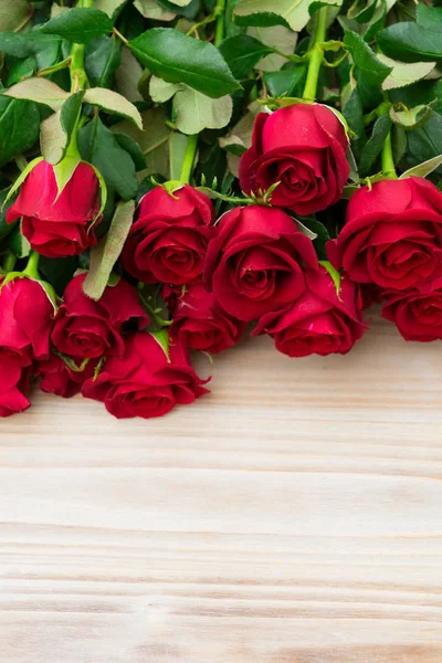 Rosas rojas en flor sobre madera —  Fotos de Stock