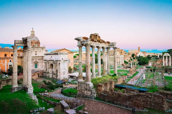 Foro - Ruinas romanas en Roma, Italia — Foto de Stock