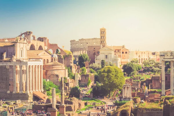 Foro - Ruinas romanas en Roma, Italia — Foto de Stock