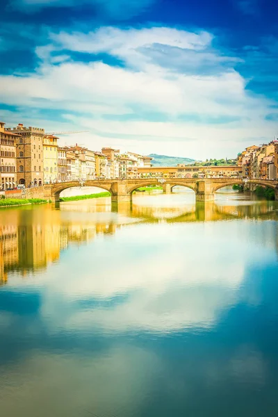 Ponte Santa Trinita bron över floden Arno, Florens — Stockfoto