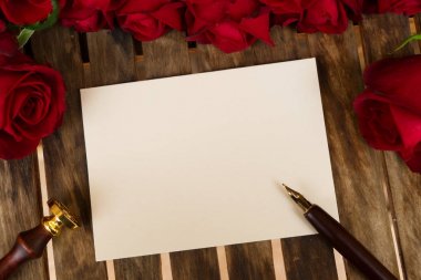 Masada koyu kırmızı güller