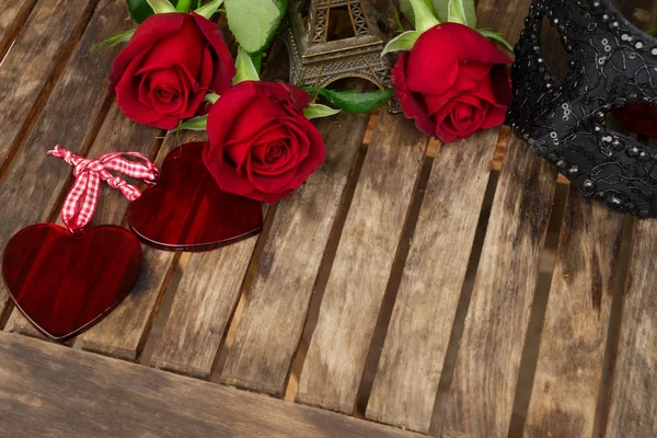 Mørkerøde roser på bordet - Stock-foto