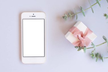 Yeşil yaprakları ile hediye kutuları