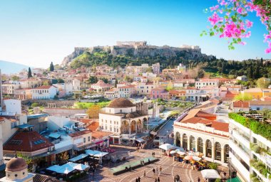 Akropolis Tepesi ile Atina 'nın ufuk çizgisi