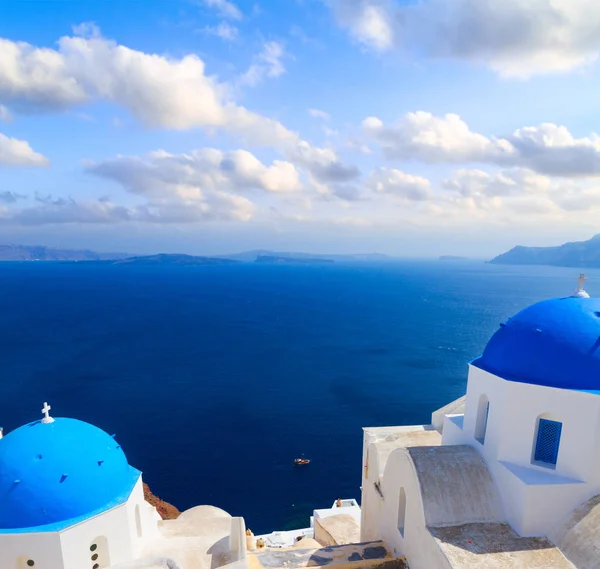 Vista de la caldera con cúpulas azules, Santorini — Foto de Stock